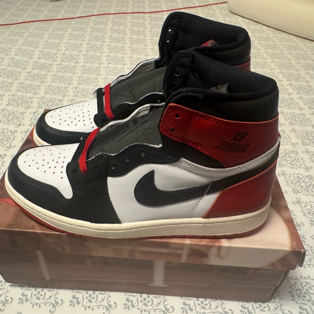 Jordan Men's Black toe 1s brand new